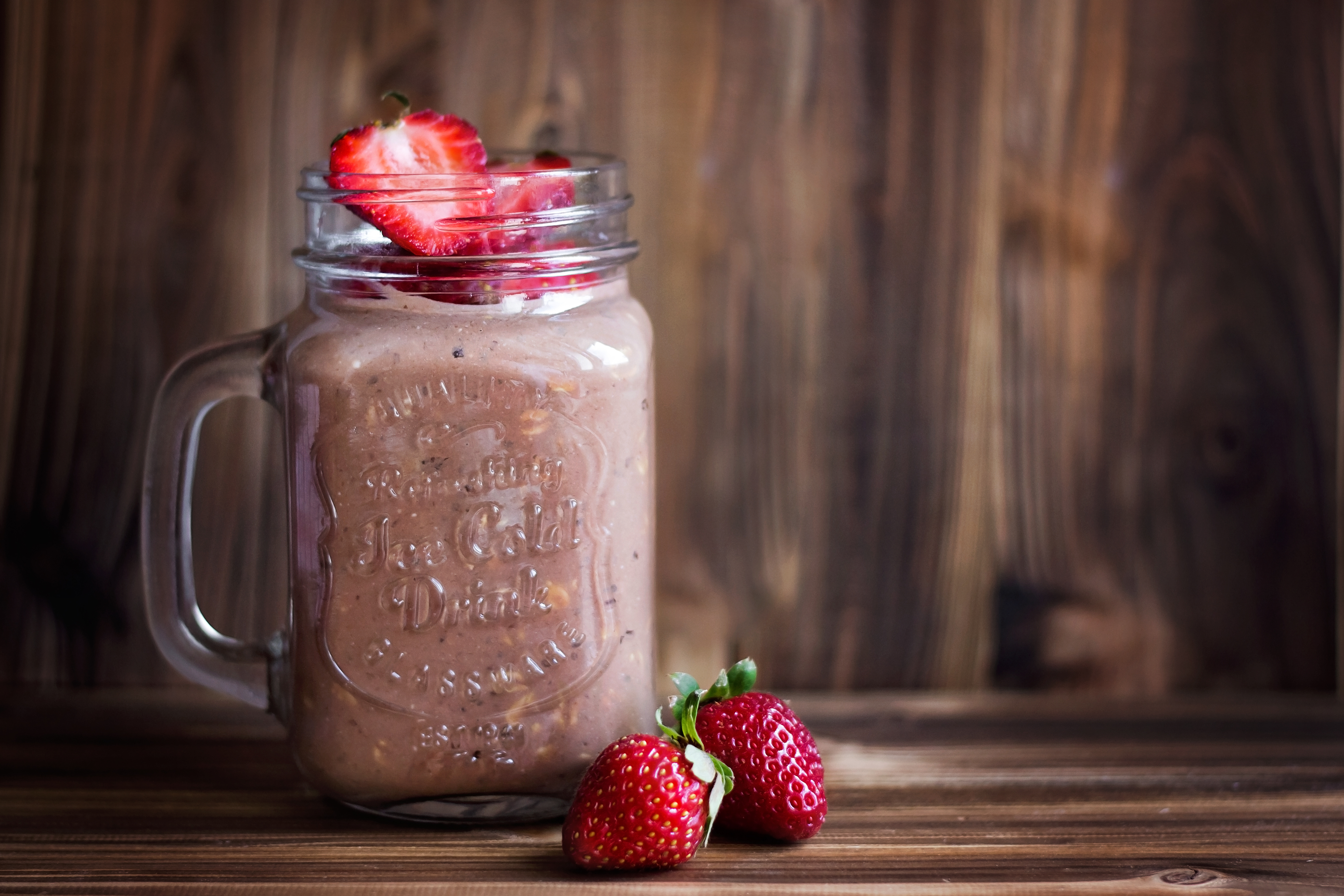 Smoothie coklat dengan strawberi