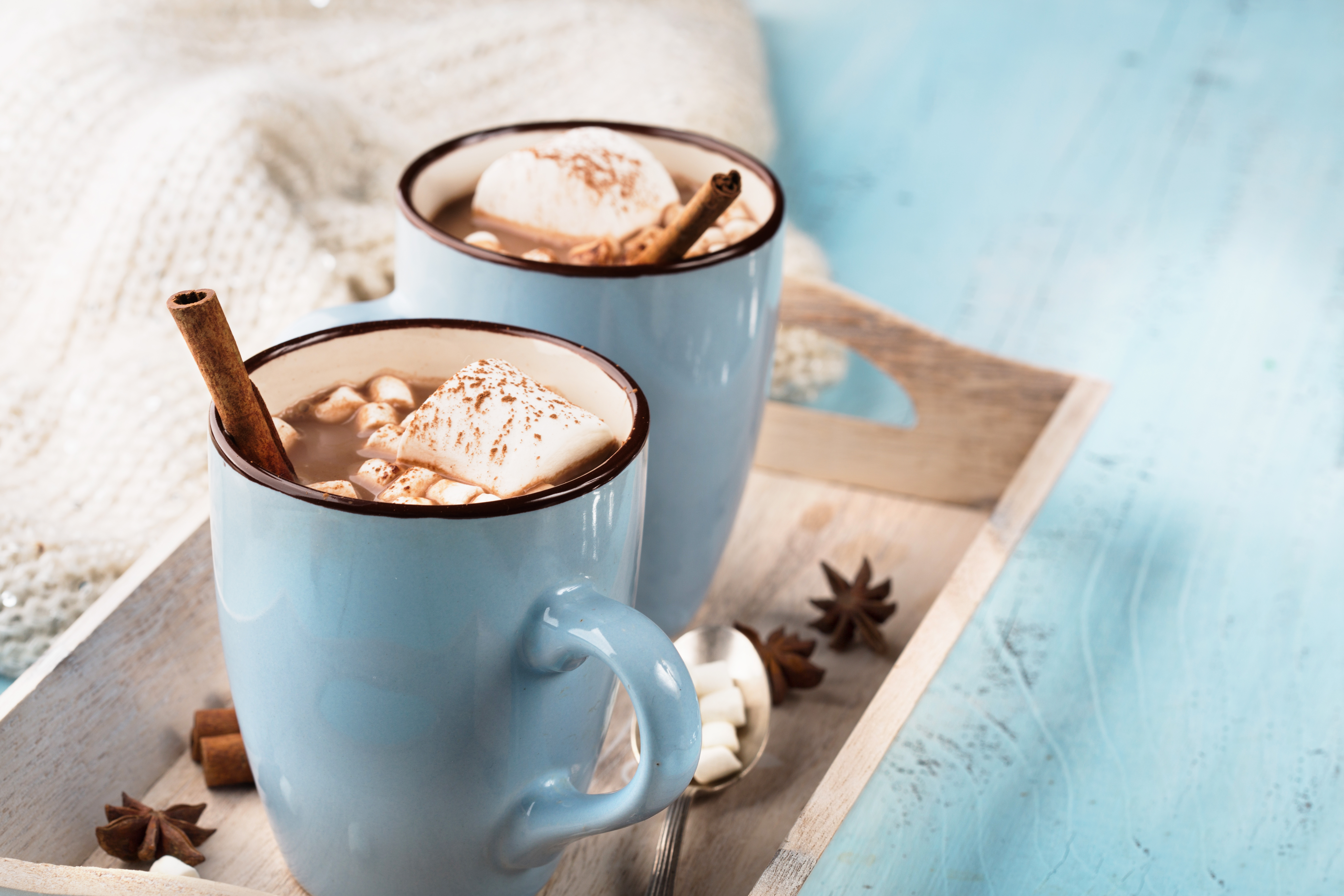 Air coklat panas dalam cawan biru dengan marshmallow