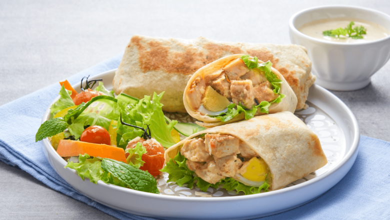 Roti Gulung Caesar Salad Ayam