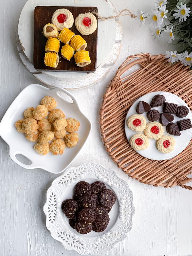 Aneka kuih raya disajikan di atas pinggan yang berbeza