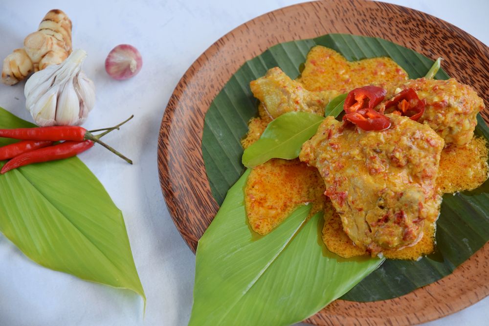 Ayam rendang disajikan di atas daun pisang