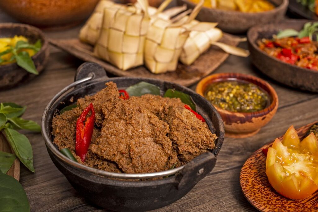 Sajian ayam rendang dihidangkan bersama ketupat