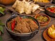 Sajian ayam rendang dihidangkan bersama ketupat