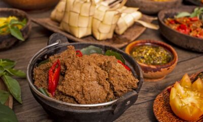 Sajian ayam rendang dihidangkan bersama ketupat