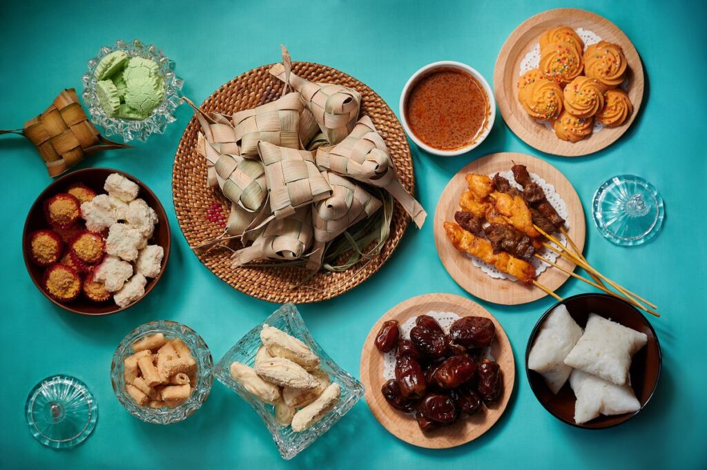 Juadah Hari Raya berlatar-belakang permukaan rona biru.